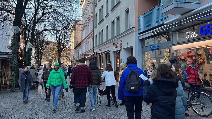 Viel los in der Weißenburger Straße. Die Haidhauser wollen alle noch Weihnachtseinkäufe erledigen.