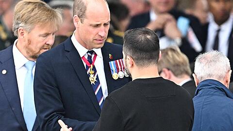 Prinz William schüttelte Wolodymyr Selenskyj bei der offiziellen internationalen Zeremonie zum 80. Jahrestag des D-Day am Omaha Beach herzlich die Hand.