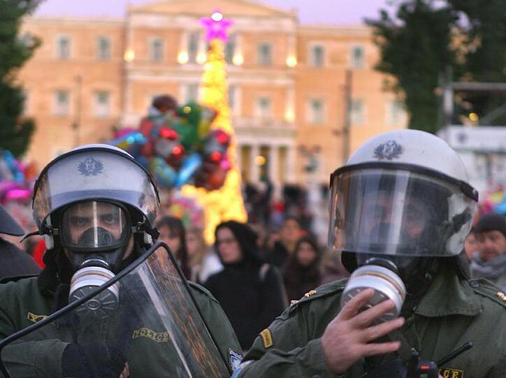 Polizisten bewachen den großen Weihnachtsbaum im Zentrum von Athen.