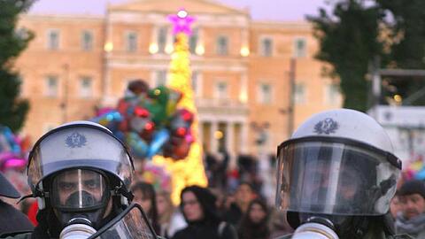Polizisten bewachen den großen Weihnachtsbaum im Zentrum von Athen.