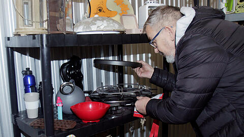 Ein Raclette-Grill, Laternen oder Brettspiele: Im Tauschraum gibt es allerhand. Das Spannende: Das Angebot ändert sich ständig. Denn wer etwas mitnimmt, hinterlässt einen neuen Gegenstand.