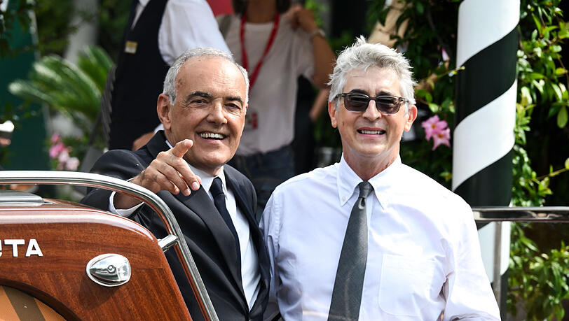 Alberto Barbera, künstlerischer Leiter, und Alexander Payne, Präsident der Jury, am Hotel Excelsior auf dem Weg zur Pressekonferenz der Jury bei der 82. Ausgabe der Filmfestspiele von Venedig. Alberto Barbera, künstlerischer Leiter, und Alexander Payne, Präsident der Jury, am Hotel Excelsior auf dem Weg zur Pressekonferenz der Jury bei der 82. Ausgabe der Filmfestspiele von Venedig.