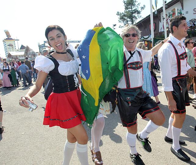 Die Wiesn ist auch immer eine tolle Gelegenheit, um mit feierfreudigen Menschen aus allen Nationen der Welt zusammen zu kommen.