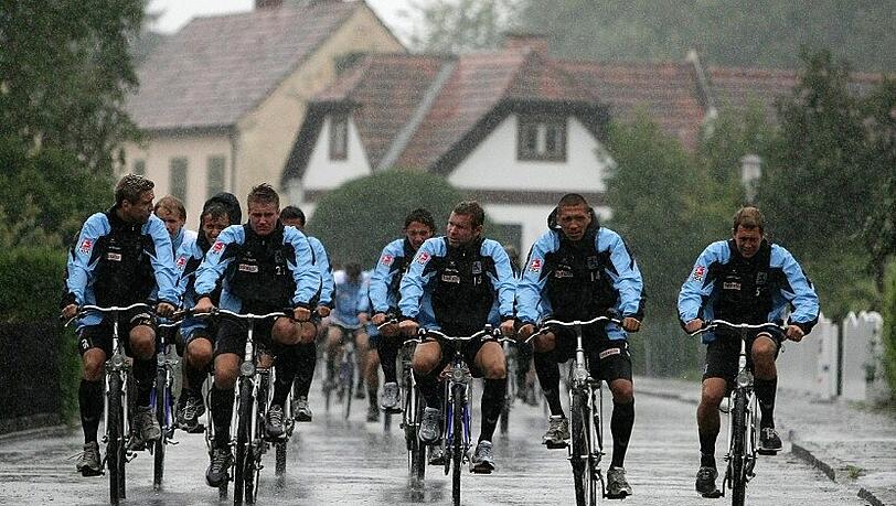 Die Löwen radeln: Zuletzt stand beim Trainingslager in Bad Radkersburg eine Fahrradtour an. Das Bild stammt aus dem Sommer 2009 Die Löwen radeln: Zuletzt stand beim Trainingslager in Bad Radkersburg eine Fahrradtour an. Das Bild stammt aus dem Sommer 2009