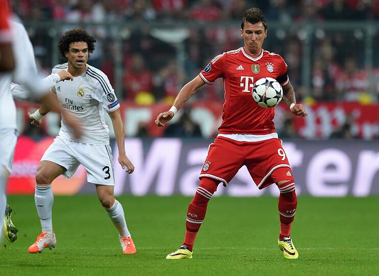 MARIO MANDZUKIC: NOTE 6 - 
Blamabler Auftritt. Beschäftigte sich ausschließlich auf unseriösem Terrain mit dem Ziel, Ramos und Pepe zu provozieren. Das Fußballspielen kam da leider zu kurz &ndash; siehe Begleiterrolle beim 0:2. Blieb vollkommen zu Recht zur Pause draußen.