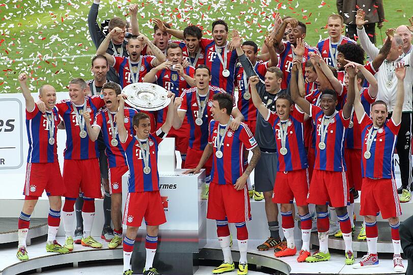 27. Spieltag 2013/14: Der FC Bayern feiert im März die frühste Meisterschaft aller Zeiten. Bayern-Kapitän Lahm darf die Schale als Erster in die Höhe stemmen.