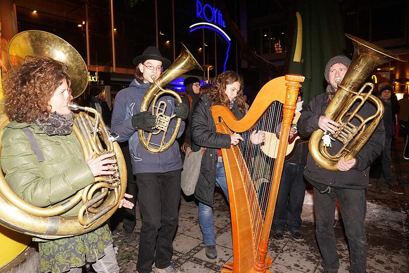 Platzkonzert am Goetheplatz: Auch diese Münchner waren mit ihren Instrumenten gekommen, um Bagida den Marsch zu blasen.
