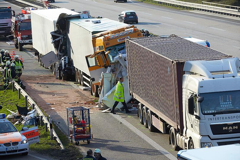 Schlimmer Unfall bie Boppard: Ein Wohnmobil wird zwischen Lastwagen eingeklemmt und komplett zerdrückt. Eine Frau stirbt bei dem Crash auf der A61.