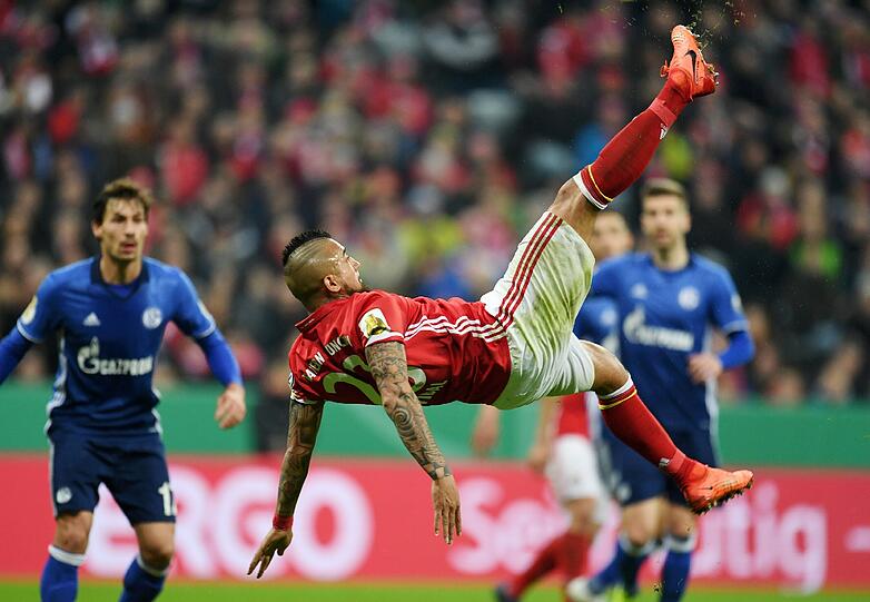 ARTURO VIDAL: Note 3 - Gleich zu Beginn mit einer harten Grätsche (11.), verursachte per Handspiel (43.) den nächsten Freistoß. Versuchte es nach Alonsos Superpass mit einem Fallrückzieher, traf den Ball aber nicht richtig. Insgesamt eine unauffällige Partie.