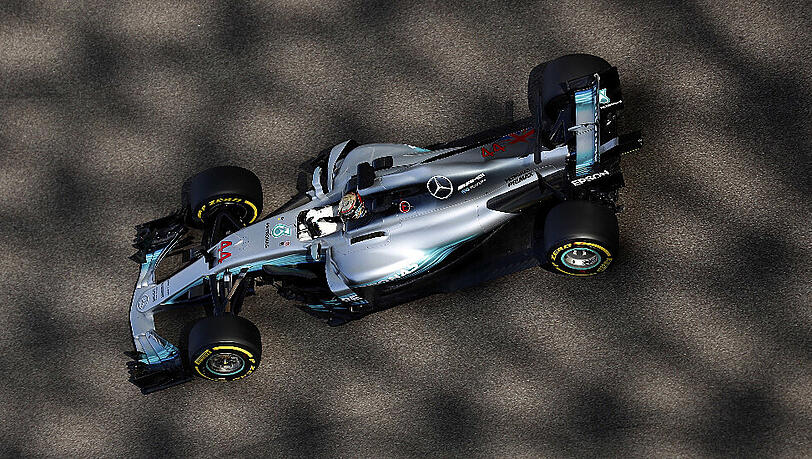 Momentaufnahme aus dem ersten freien Training: Weltmeister Lewis Hamilton. Momentaufnahme aus dem ersten freien Training: Weltmeister Lewis Hamilton.