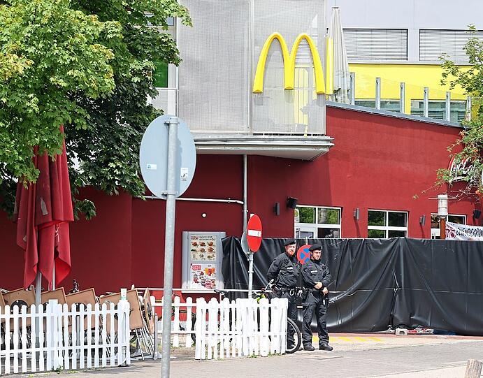 Polizisten vor dem McDonald's am OEZ.