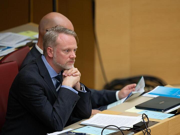 Der Landtagsabgeordnete Ulrich Singer (AfD) sitzt bei einer Plenarsitzung im bayerischen Landtag. Foto: Rachel Boßmeyer/dpa