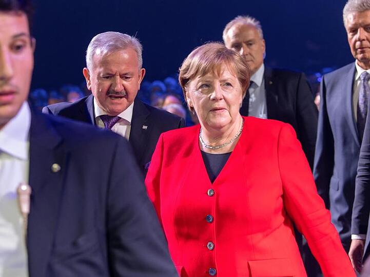 Reimund Neugebauer (l.), Präsident der Fraunhofer-Gesellschaft, und Angela Merkel (CDU) bei der Fraunhofer-Jahrestagung. Foto: Peter Kneffel