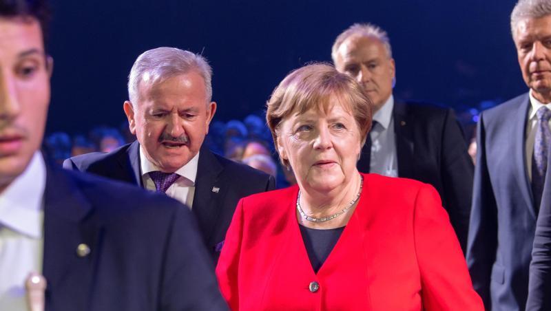 Reimund Neugebauer (l.), Präsident der Fraunhofer-Gesellschaft, und Angela Merkel (CDU) bei der Fraunhofer-Jahrestagung. Foto: Peter Kneffel Reimund Neugebauer (l.), Präsident der Fraunhofer-Gesellschaft, und Angela Merkel (CDU) bei der Fraunhofer-Jahrestagung. Foto: Peter Kneffel
