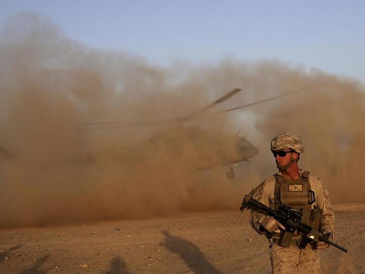 Ein US-Marinesoldat nimmt am Militärstützpunkt Shorab in der Provinz Helmand an einem Militär-Manöver mit der afghanischen Armee teil. Die US-Regierung erwägt offenbar auch einen Truppenabzug aus Afghanistan.