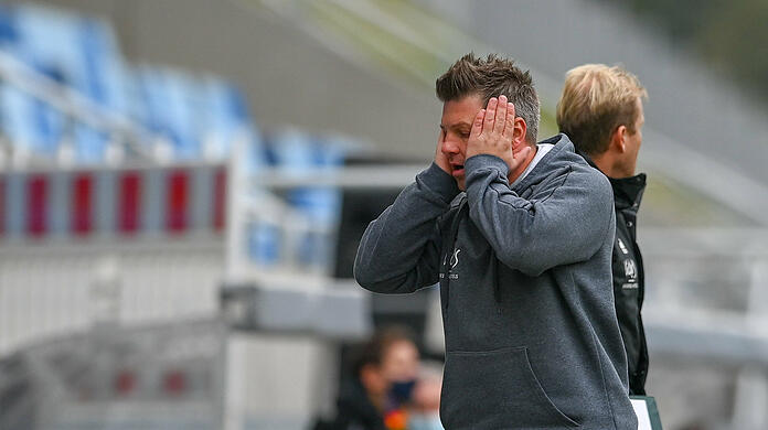 Saarbrücken-Trainer Lukas Kwasniok wurde nach dem Spiel bei den Löwen mit Hut und Sonnenbrille gezeigt.