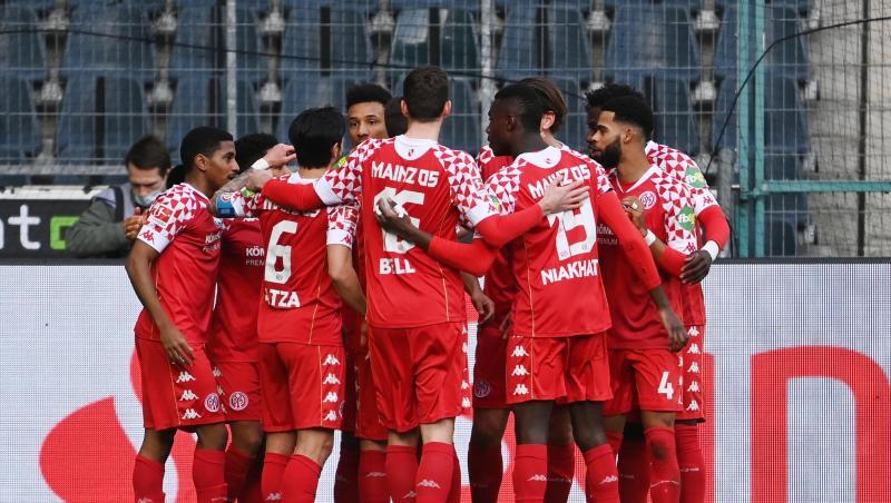 Die Mainzer jubeln nach dem Tor zur 1:0-Führung in Mönchengladbach.