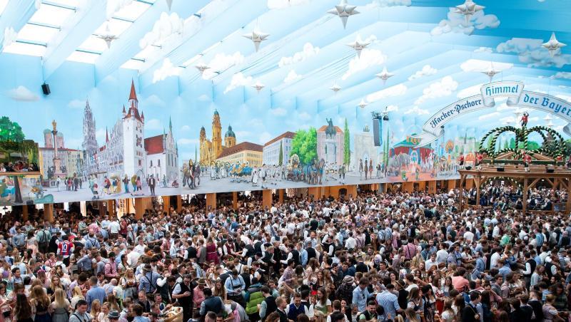 2022 soll es wieder solche Bilder aus München geben: Ein volles Wiesn-Zelt.