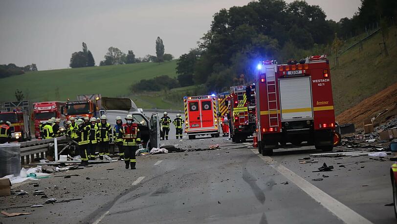 Ein Kleinlastwagen und ein Auto waren am Crash auf der A94 beteiligt – der Pkw wurde von der Wucht des Aufpralls von der Autobahn geschleudert. Ein Kleinlastwagen und ein Auto waren am Crash auf der A94 beteiligt – der Pkw wurde von der Wucht des Aufpralls von der Autobahn geschleudert.