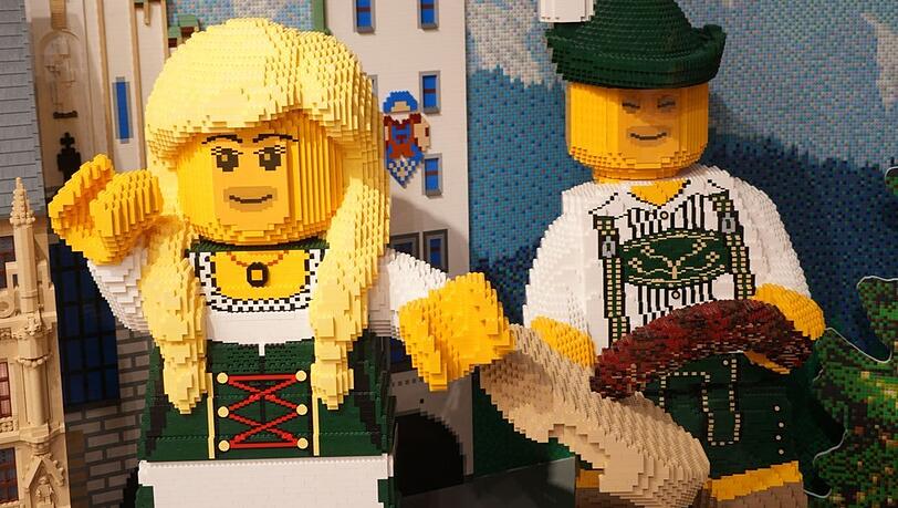 Viel Fantasie am Werk: das Dirndl und der fesche Bursch im Lego-Format.