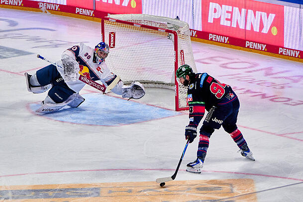Verl&auml;sslicher R&uuml;ckhalt mit manchmal auch spektakul&auml;ren Safes wie hier gegen Berlins Liam Kirk (r.): Antoine Bibeau beeindruckt die Liga mit seinen Leistungen.