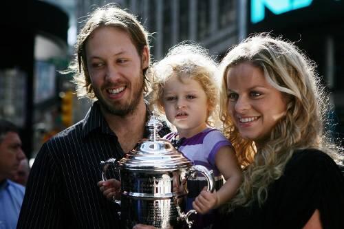 Freudig in Manhattan: Kim Clijsters mit Ehemann Brian und Töchterchen Jada nach dem Triumph bei den US Open