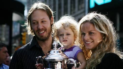 Freudig in Manhattan: Kim Clijsters mit Ehemann Brian und Töchterchen Jada nach dem Triumph bei den US Open Freudig in Manhattan: Kim Clijsters mit Ehemann Brian und Töchterchen Jada nach dem Triumph bei den US Open