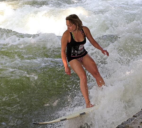 Angelina Schülting (25), Köchin: &bdquo;Ich bin Surferin aus Leidenschaft.Jeden Tag bin ich hier draußen am Eisbach und trainiere. Eine wirklich eiskalte Erfrischung &ndash; aber saugut. Und super nette Leute trifft man hier auch. Einfach die perfekte Location für heiße Sommertage. Drinnen hält man es ja kaum aus.&ldquo;