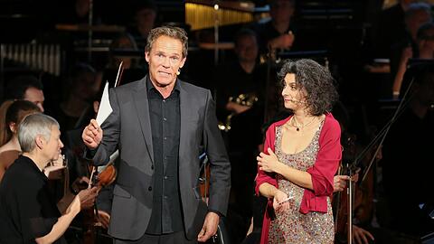 Christian Tramitz und Aylin Aykan beim Benefizkonzert der Bayerischen FilmFoniker zugunsten von Horizont e.V.