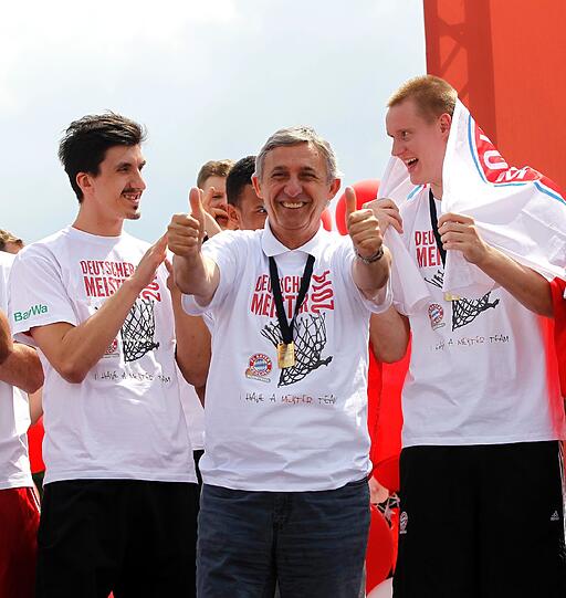 Die Basketballer des FC Bayern München feiern vor dem Audi Dome ihren Meistertitel.