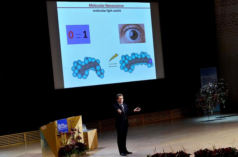 Einer der Nobelpreisträger aus dem vergangenen Jahr: Bernard L. Feringa erhilet den berühmten Preis im Gebiet Chemie. Die Preisträger müssen im Gegenzug eine Vorlesung halten - wie Feringa im Dezember 2016 im Aula Magna-Hörsaal an der Universität in Stockholm in Schweden.