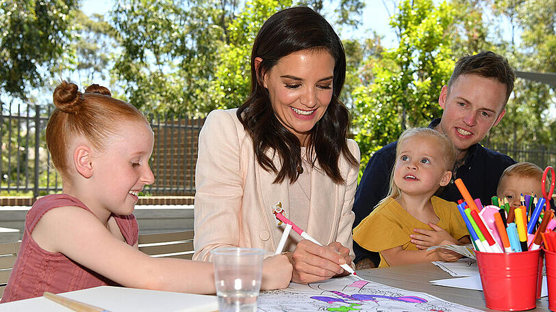 Schauspielerin Katie Holmes malt während eines Besuchs in Sydney mit Kindern