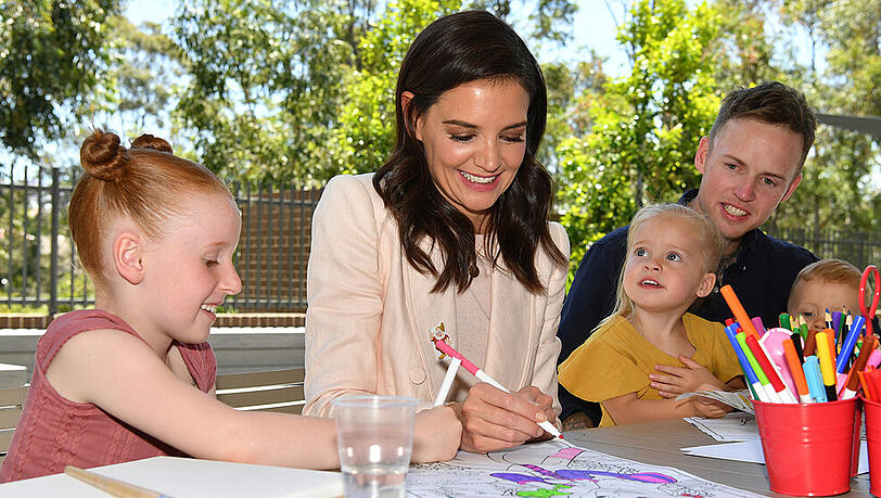 Schauspielerin Katie Holmes malt während eines Besuchs in Sydney mit Kindern Schauspielerin Katie Holmes malt während eines Besuchs in Sydney mit Kindern