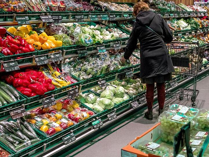 Erste Discounter werben bereits mit Preissenkungen - dabei soll die Mehrwertsteuer erst am 1. Juli sinken.