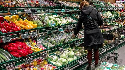 Erste Discounter werben bereits mit Preissenkungen - dabei soll die Mehrwertsteuer erst am 1. Juli sinken.