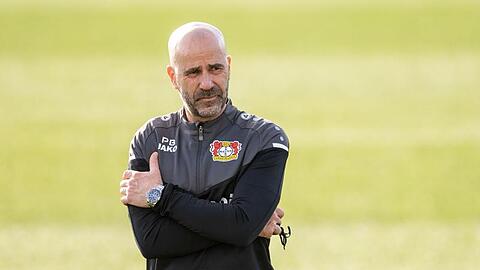 Trainer Peter Bosz braucht mit Bayer Leverkusen einen Sieg, der sollte dann aber auch auf jeden Fall reichen.