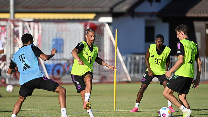 Die Bayern-Stars um Leroy Sané (M.) im ersten Training am Tegernsee. Die Bayern-Stars um Leroy Sané (M.) im ersten Training am Tegernsee.