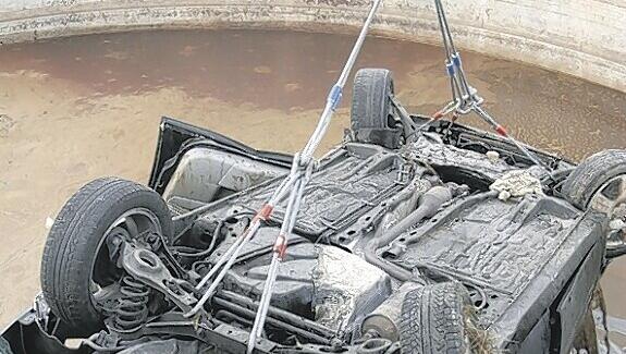 In diesem Wrack starb eine Baby: Nach dem Unfall wurden die Reste des Autos aus der vier Meter tiefen Güllegrube geborgen. In diesem Wrack starb eine Baby: Nach dem Unfall wurden die Reste des Autos aus der vier Meter tiefen Güllegrube geborgen.