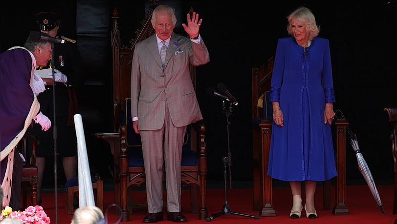 Während König Charles den wartenden Menschen zuwinkt, zieht Camilla mit ihrem Fußverband die Blicke auf der Insel Guernsey auf sich. Während König Charles den wartenden Menschen zuwinkt, zieht Camilla mit ihrem Fußverband die Blicke auf der Insel Guernsey auf sich.