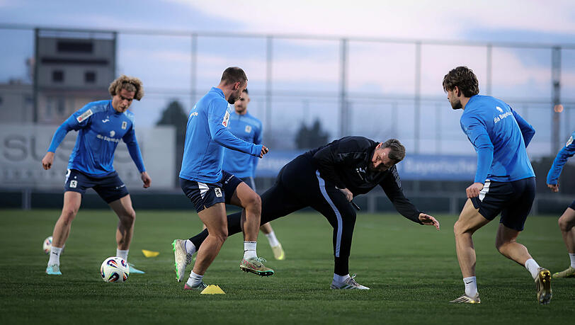 Begannen das Trainingslager mit lockerem Aufw&auml;rmen: Die L&ouml;wen um Marvin Rittm&uuml;ller und Jesper Verlaat.