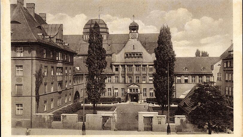 Das 112 Jahre alte Hauptzollamt auf einer historischen Postkarte.