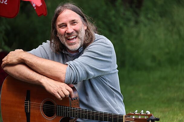 Roland Hefter in Bestlaune: Der Musikkabarettist verwandelte den Golfrasen in eine Showbühne. Roland Hefter in Bestlaune: Der Musikkabarettist verwandelte den Golfrasen in eine Showbühne.