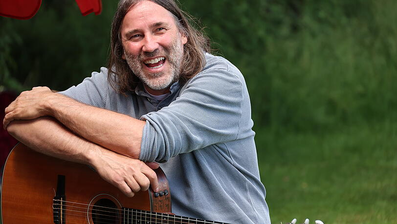 Roland Hefter in Bestlaune: Der Musikkabarettist verwandelte den Golfrasen in eine Showbühne. Roland Hefter in Bestlaune: Der Musikkabarettist verwandelte den Golfrasen in eine Showbühne.