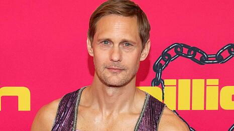 Alexander Skarsg&aring;rd bei der Premiere von "Pillion" in diesem Jahr in Berlin.