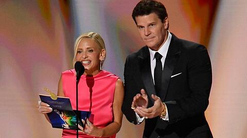 Sarah Michelle Gellar und David Boreanaz bei der Emmy-Verleihung 2026.