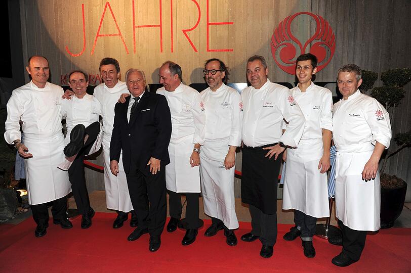 Es ist der Inbegriff von Haute Cuisine in
Deutschland: das Restaurant &bdquo;Tantris&ldquo; in München, dessen Name im
Buddhismus &bdquo;Suche nach Vollkommenheit&ldquo; bedeutet. Am Wochenende feierte das "Tantris" seinen 40. Geburtstag. Die AZ zeigt die Bilder der exklusiven Geburtstagsfeier.