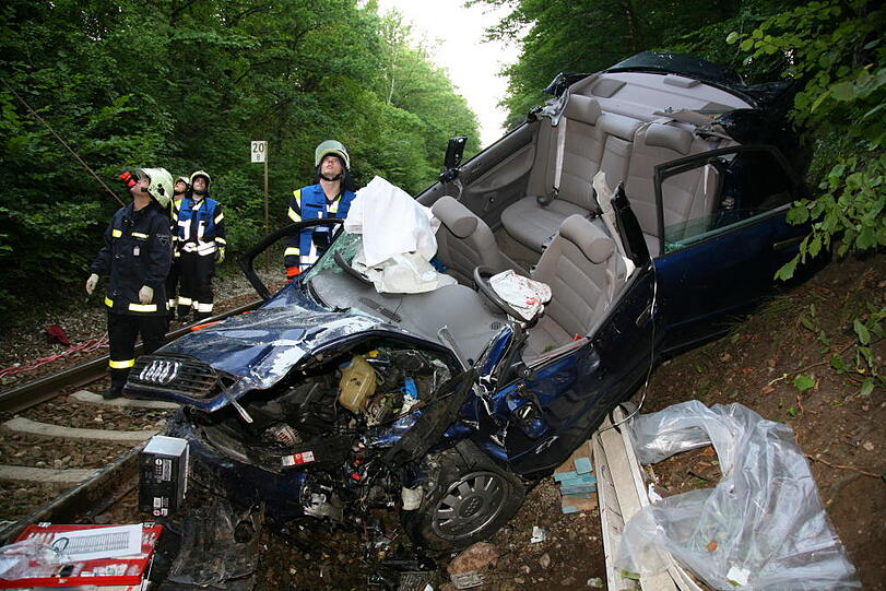 Furchtbarer Unfall im Landkreis Altötting: Ein PKW fliegt von einer Brücke herunter und knallt auf das Gleisbett. Drei junge Menschen kommen schwer verletzt in die Klinik.