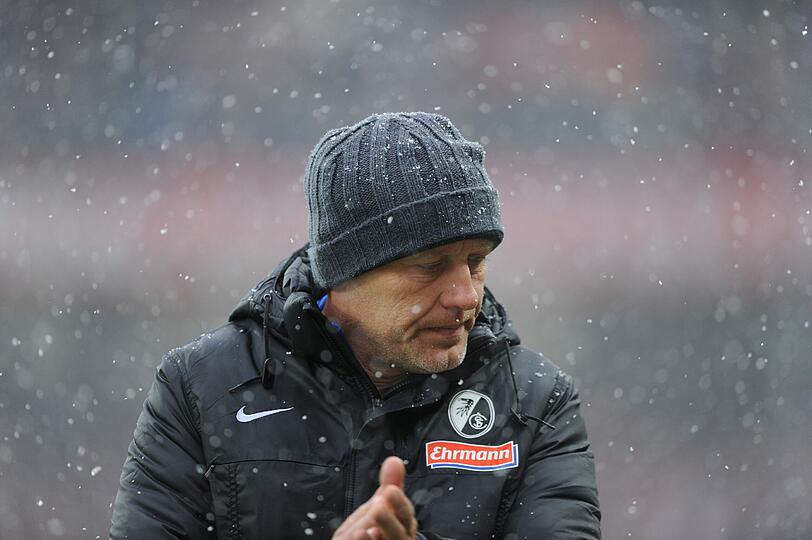 Die Bilder aus Freiburg. Die Linien müssen freigeräumt werden, der Ball ist rot und Spieler wie Trainer sind nicht zu beneiden. Doch dennoch wird gespielt.