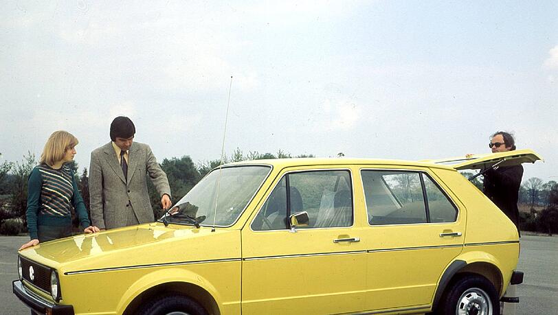 1974 geht der VW Golf in Serienproduktion. 1974 geht der VW Golf in Serienproduktion.