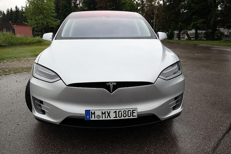 Das Model X von Tesla ist ein elegant-wuchtiges SUV mit sehr viel Platz, reinem Elektroantrieb und sehr viel Kraft. Die getestete Version 90D bringt es auf 422 PS - die Bilder.